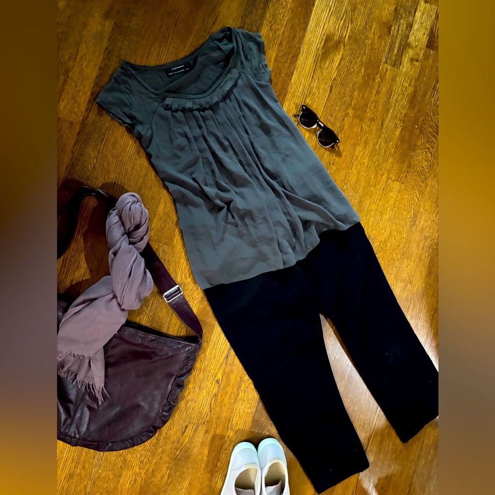 Vintage EUC Club Monaco size xs women’s top, flowy and stylish, in taupe/olive
